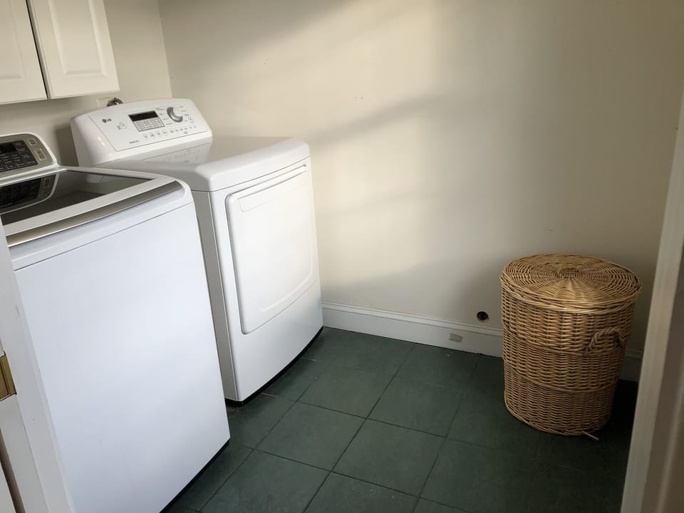 LAUNDRY ROOM 1