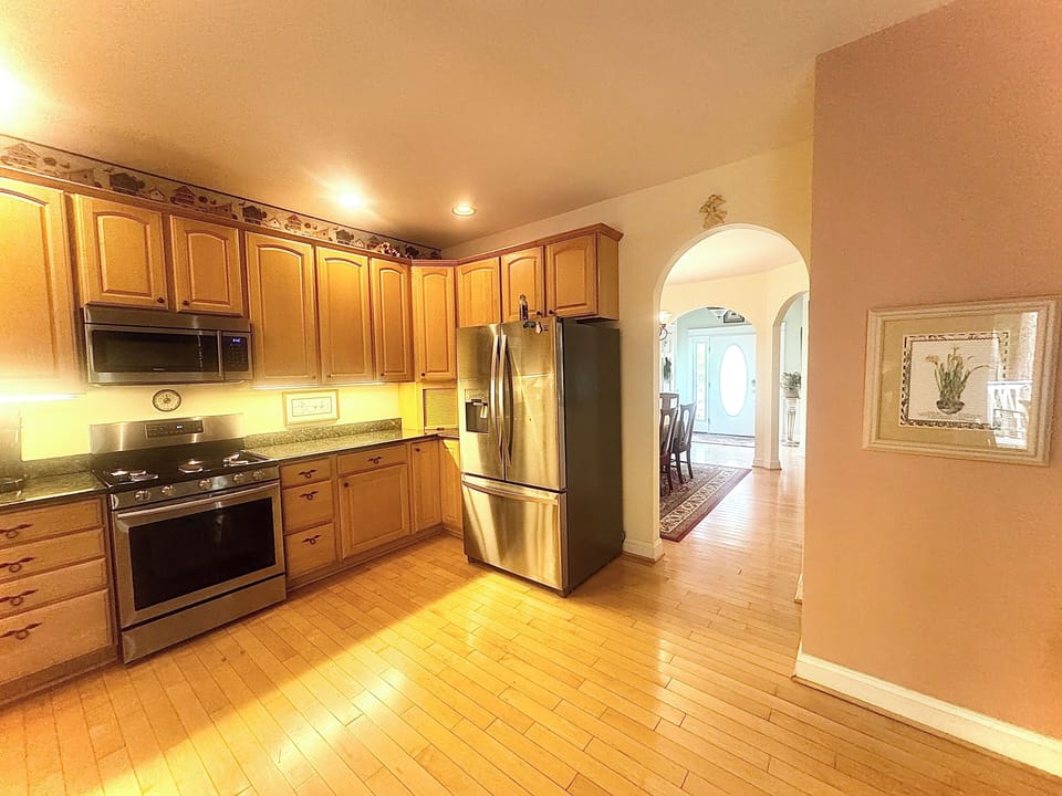 LARGE OPEN KITCHEN