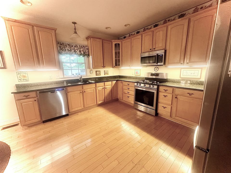LARGE OPEN KITCHEN