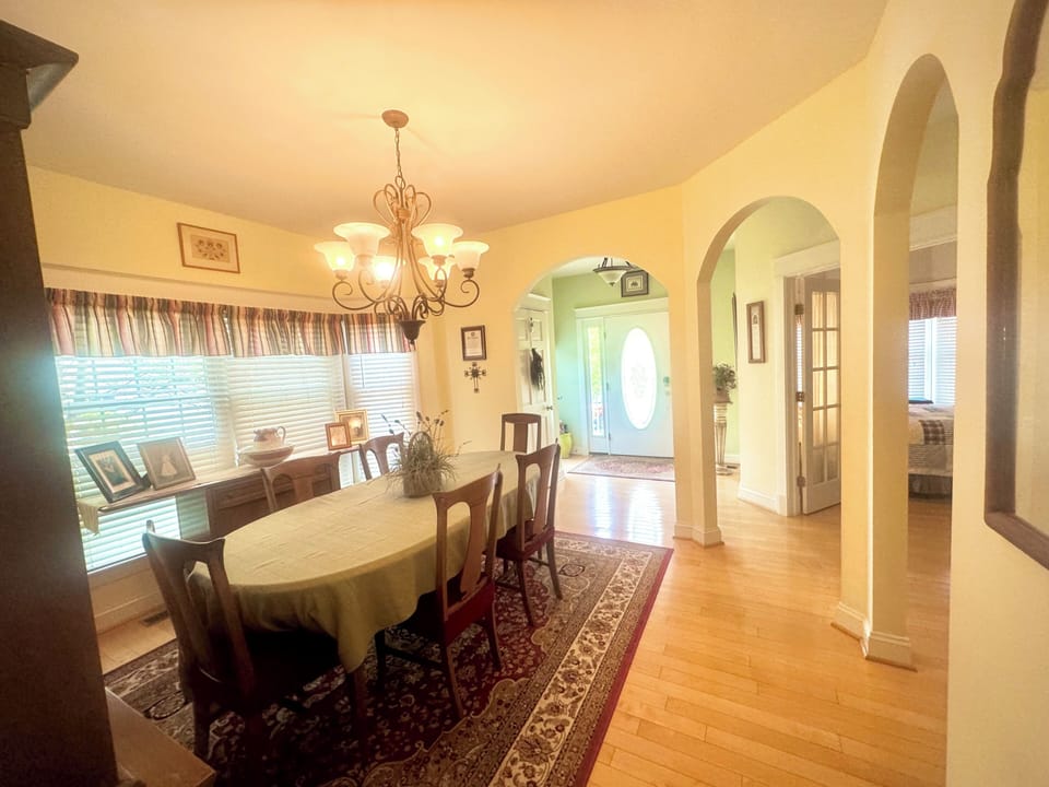 DINING ROOM SEATS 10-14 W/LEAFS