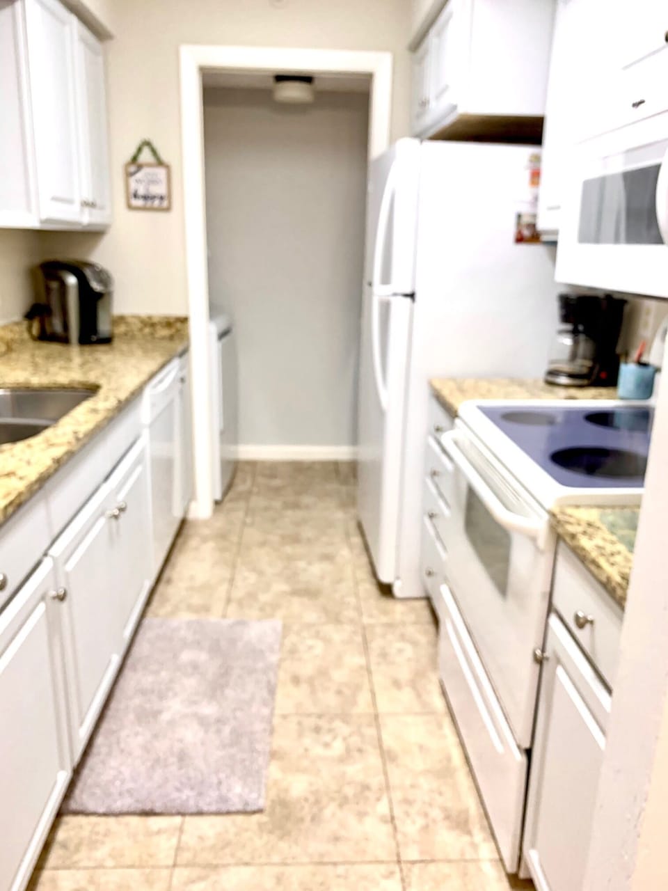 Kitchen and washer/dryer