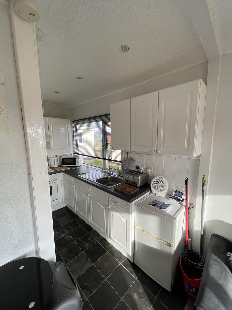 Chalet | Private kitchen | Microwave, oven, stovetop, electric kettle