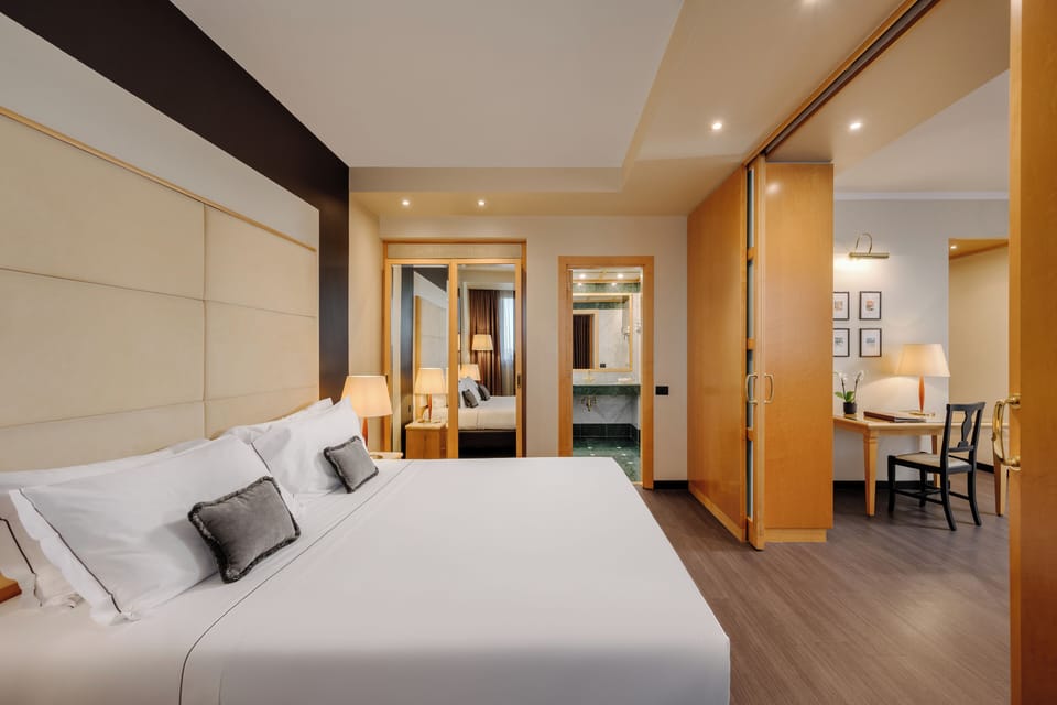 Suite | Premium bedding, down comforters, minibar, in-room safe