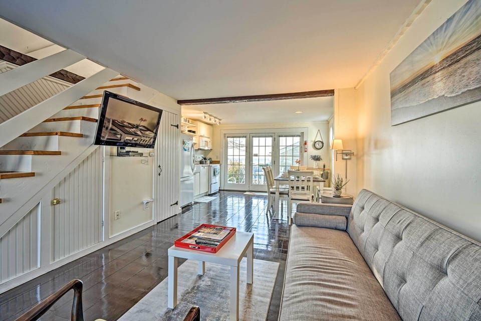 Living Area | Flat Screen TV w/ Streaming