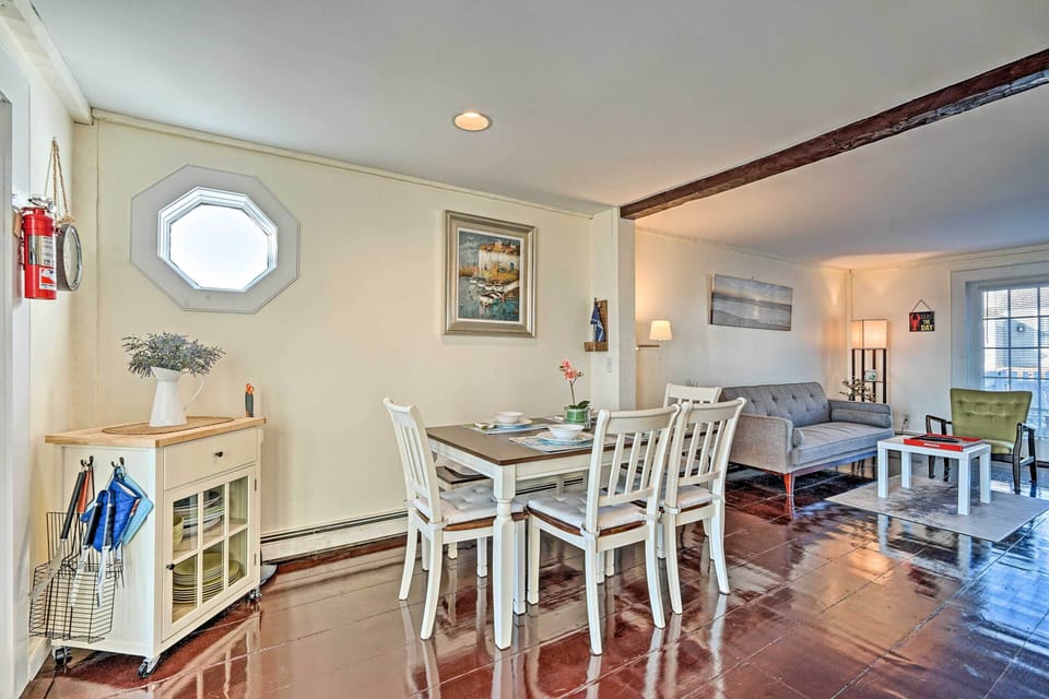 Dining Area | Dishes & Flatware Provided