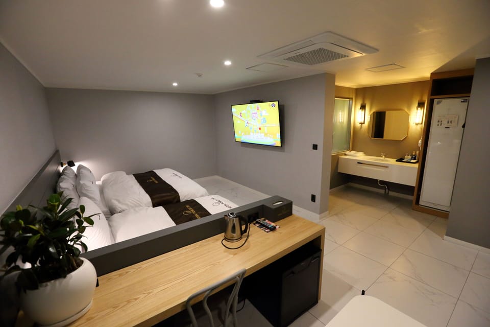 Suite (+ Styler) | Premium bedding, down comforters, free WiFi, bed sheets