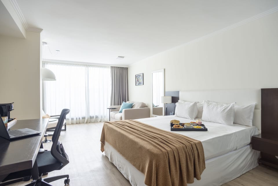 Studio Suite | Minibar, in-room safe, desk, laptop workspace