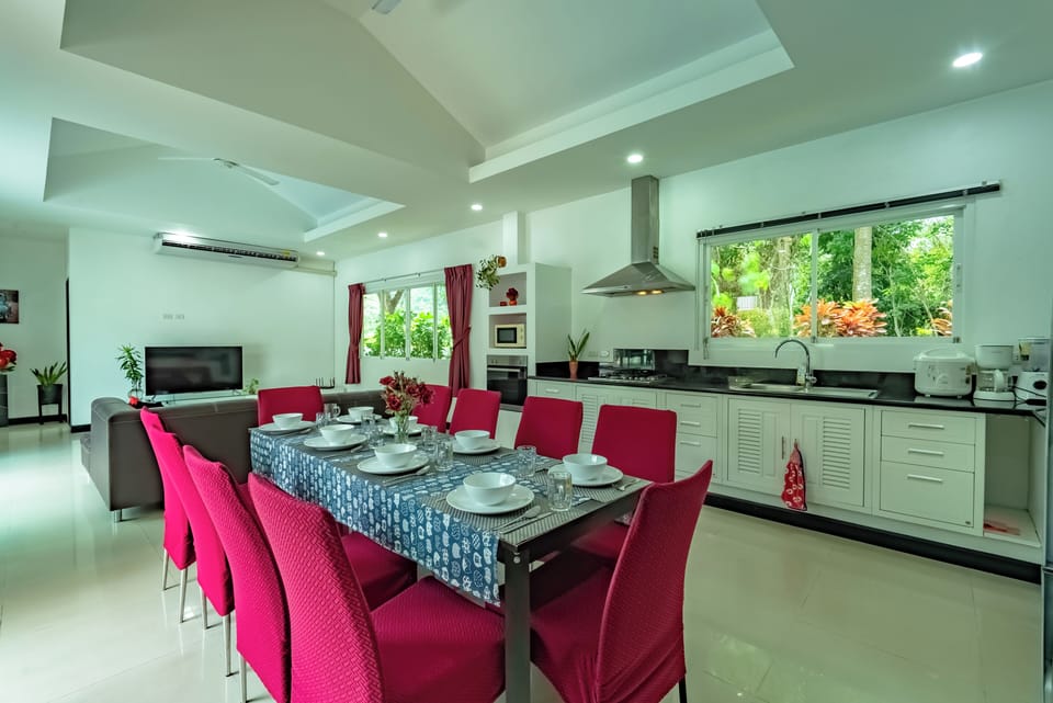 Fully kitchen and dining area 