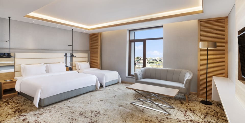 Deluxe Suite | 1 bedroom, minibar, in-room safe, desk