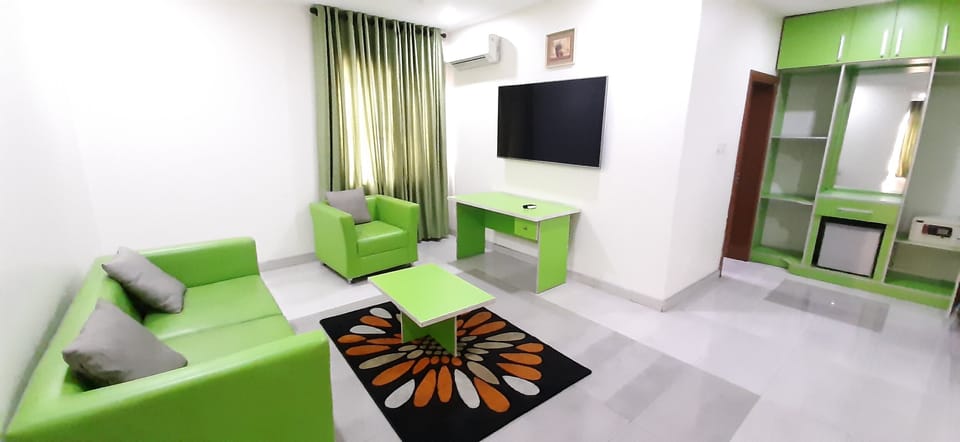 Executive Suite | In-room safe, desk, blackout drapes, iron/ironing board