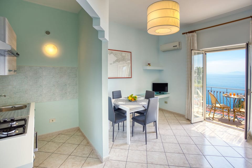 Family Apartment, Balcony, Sea View (3 persone) | Living area | TV