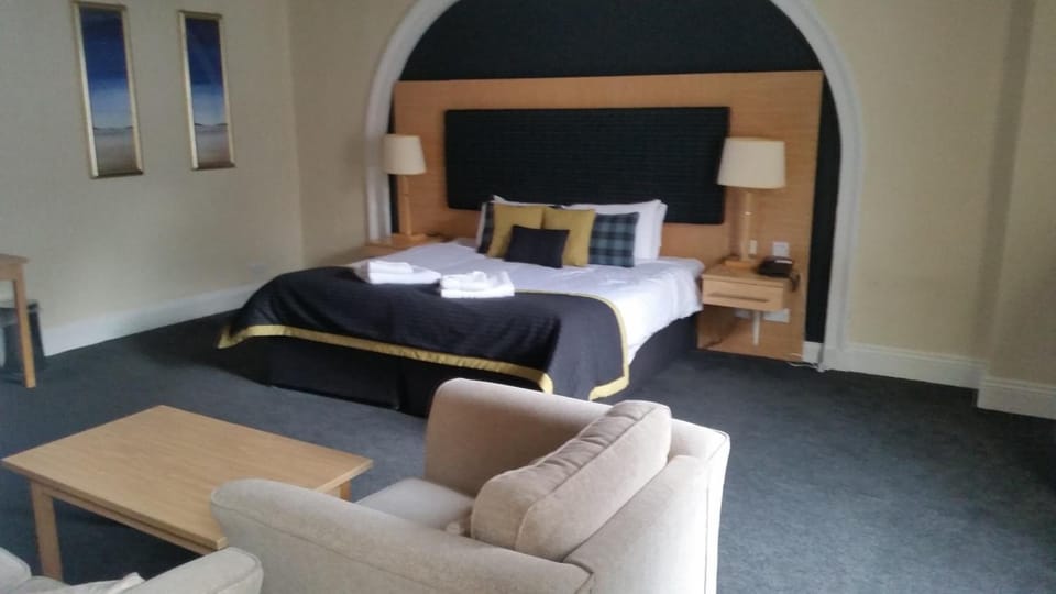 Premium bedding, desk, iron/ironing board, free WiFi