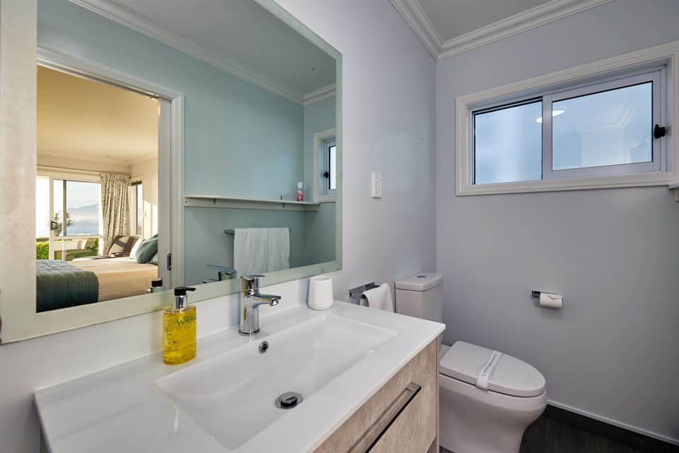 The Langman Room | Bathroom | Shower, free toiletries, hair dryer, bathrobes