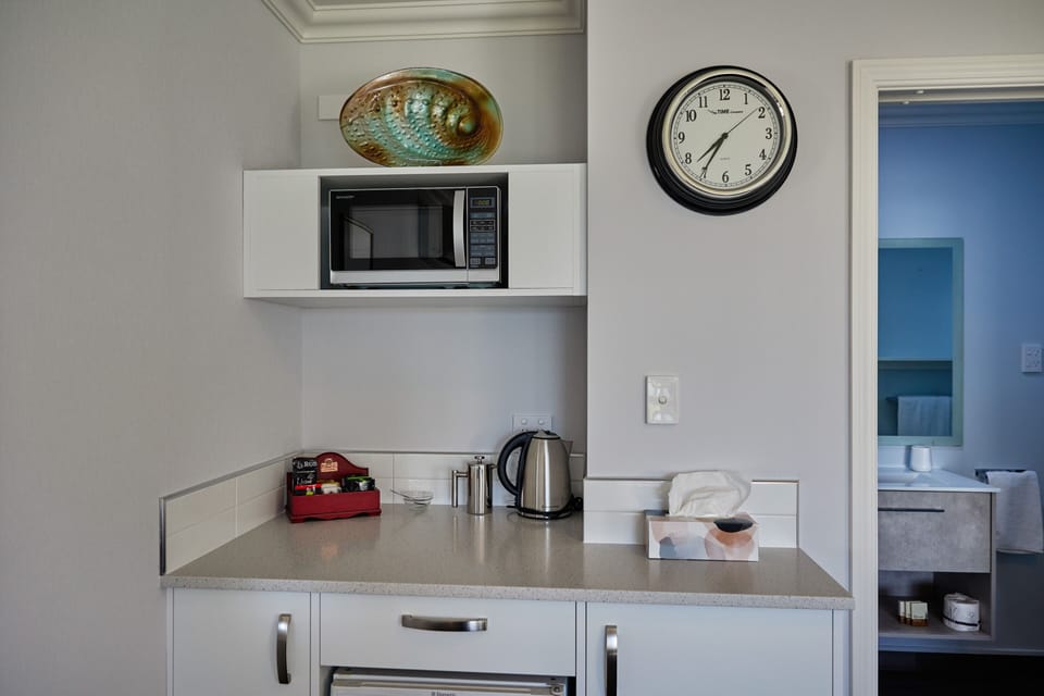 The Langman Room | Private kitchen | Fridge, electric kettle, cookware/dishes/utensils