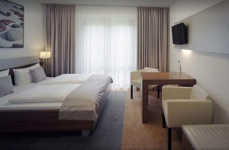 Hypo-allergenic bedding, in-room safe, desk, blackout drapes