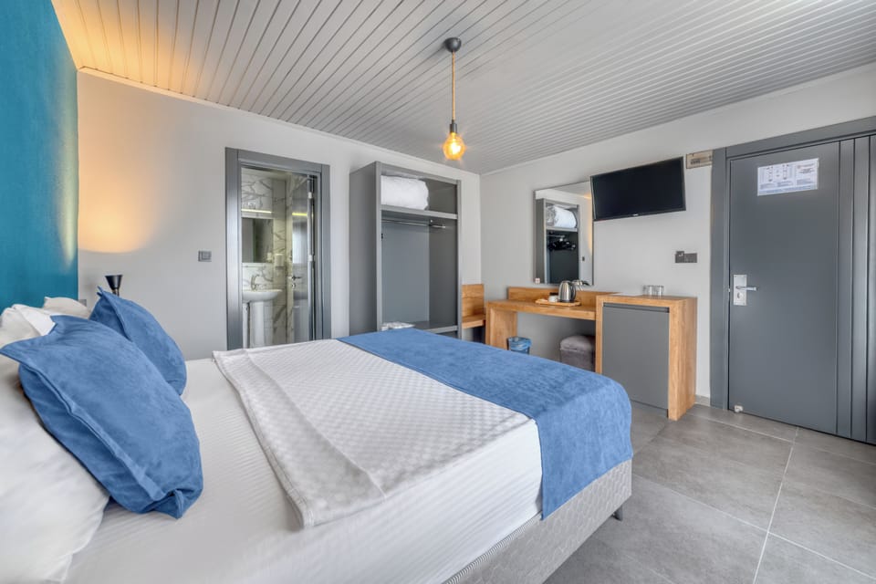 Standard Double or Twin Room, 1 Bedroom, Partial Sea View | Minibar, desk, blackout drapes, iron/ironing board