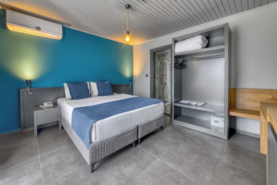 Standard Double or Twin Room, 1 Bedroom, Partial Sea View | Minibar, desk, blackout drapes, iron/ironing board