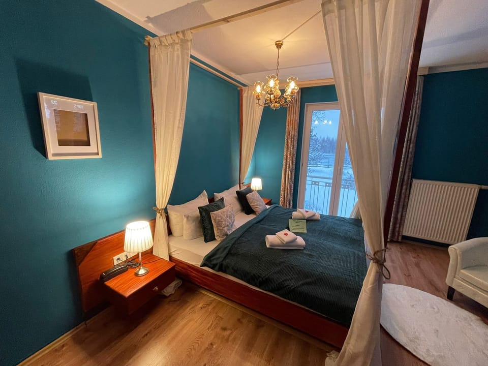 Comfort Double Room | In-room safe, desk, laptop workspace, blackout drapes