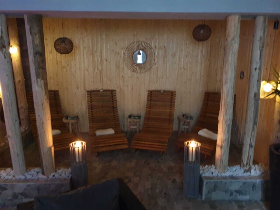 Couples treatment rooms, sauna, hot stone massages, deep-tissue massages