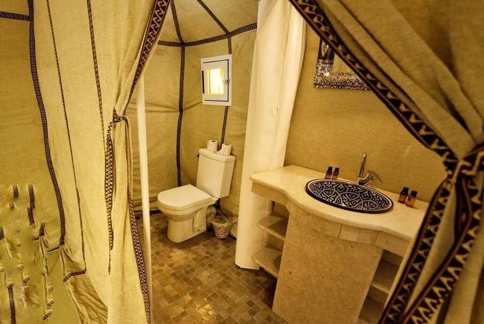 Luxury Tent | Bathroom | Shower, rainfall showerhead, free toiletries, towels
