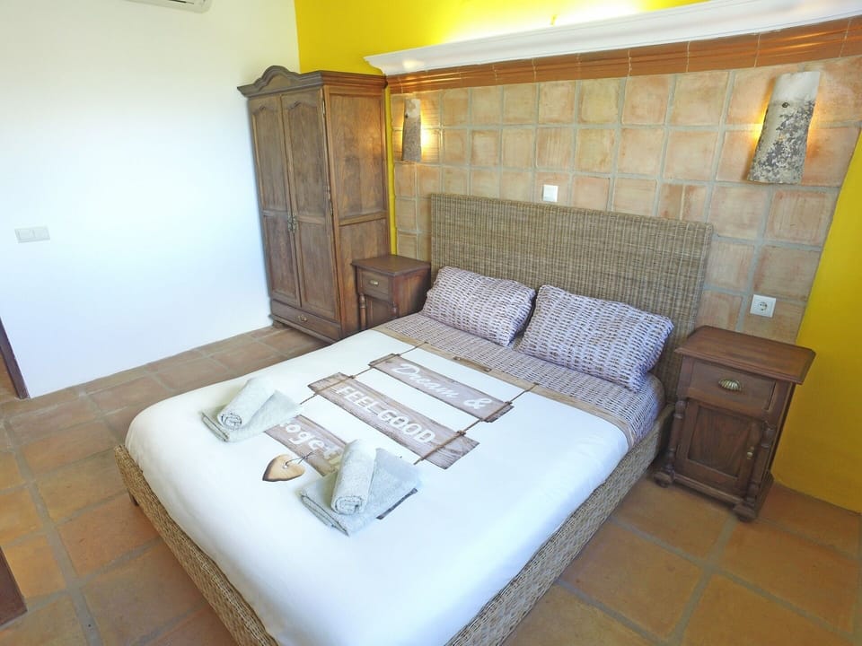 Cribs/infant beds, bed sheets