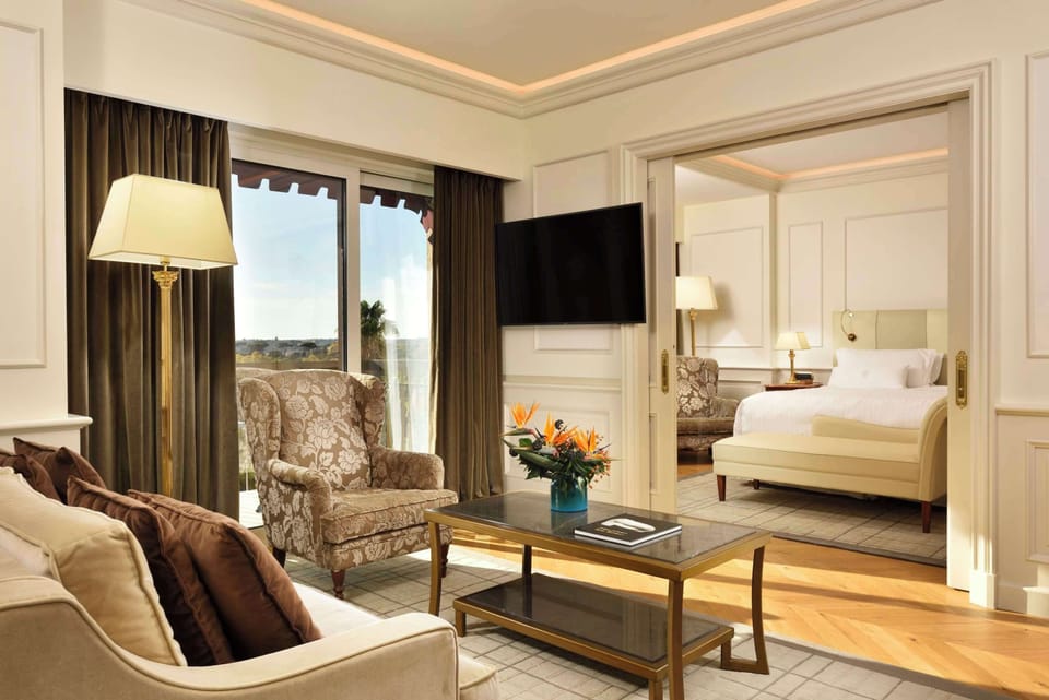 Executive Suite | Premium bedding, down comforters, Tempur-Pedic beds, minibar