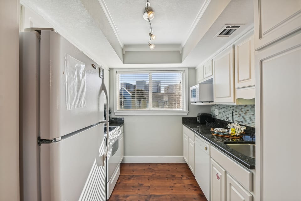 Townhome, 2 Bedrooms | Private kitchen | Fridge, oven, coffee/tea maker, toaster