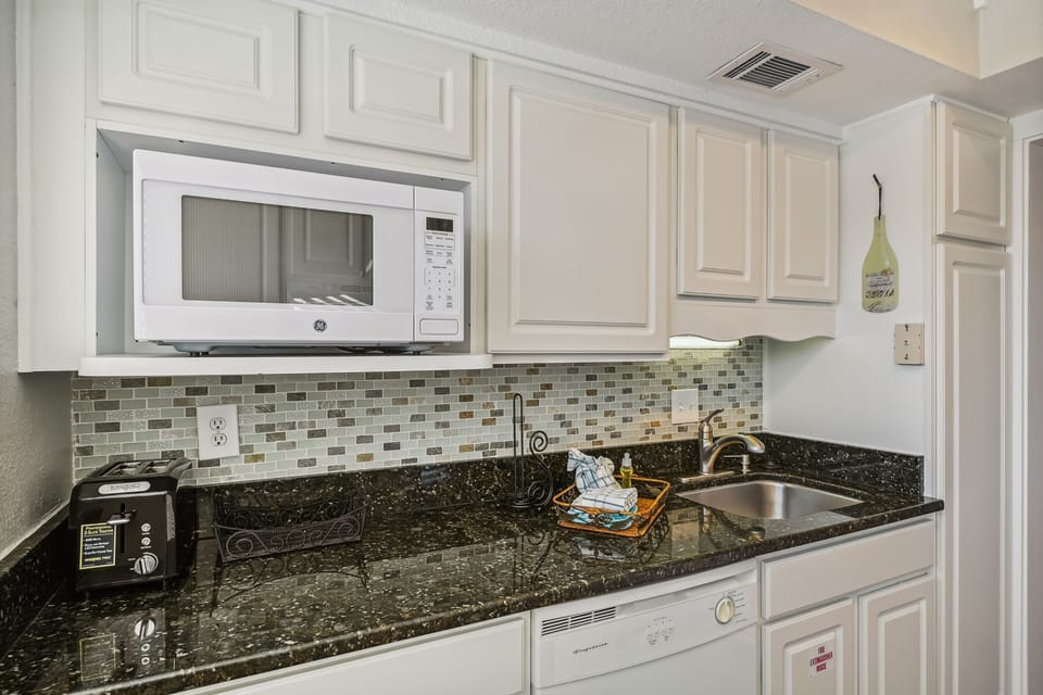 Townhome, 2 Bedrooms | Private kitchen | Fridge, oven, coffee/tea maker, toaster