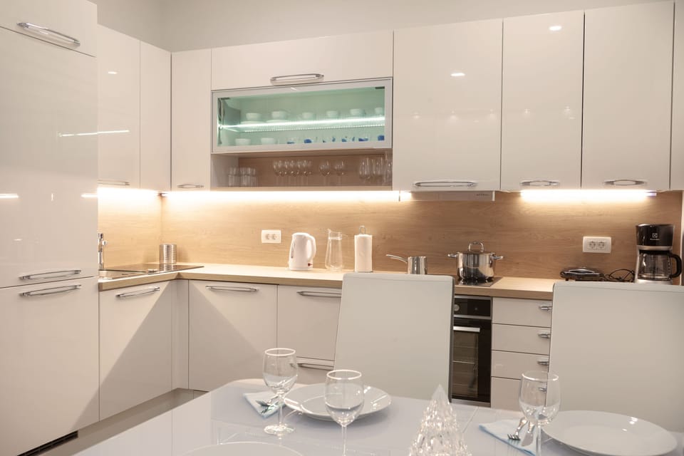 Fully equipped kitchen and dining area