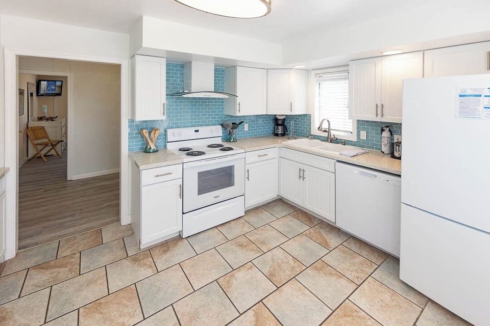 Top-Level Kitchen with Bar (seats 4)