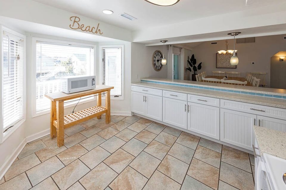 Top-Level Kitchen with Bar (seats 4)