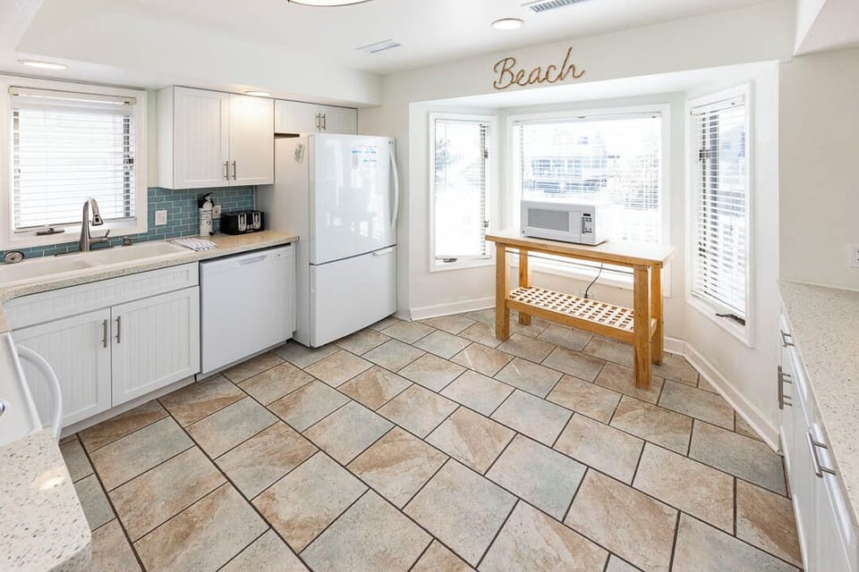 Top-Level Kitchen with Bar (seats 4)