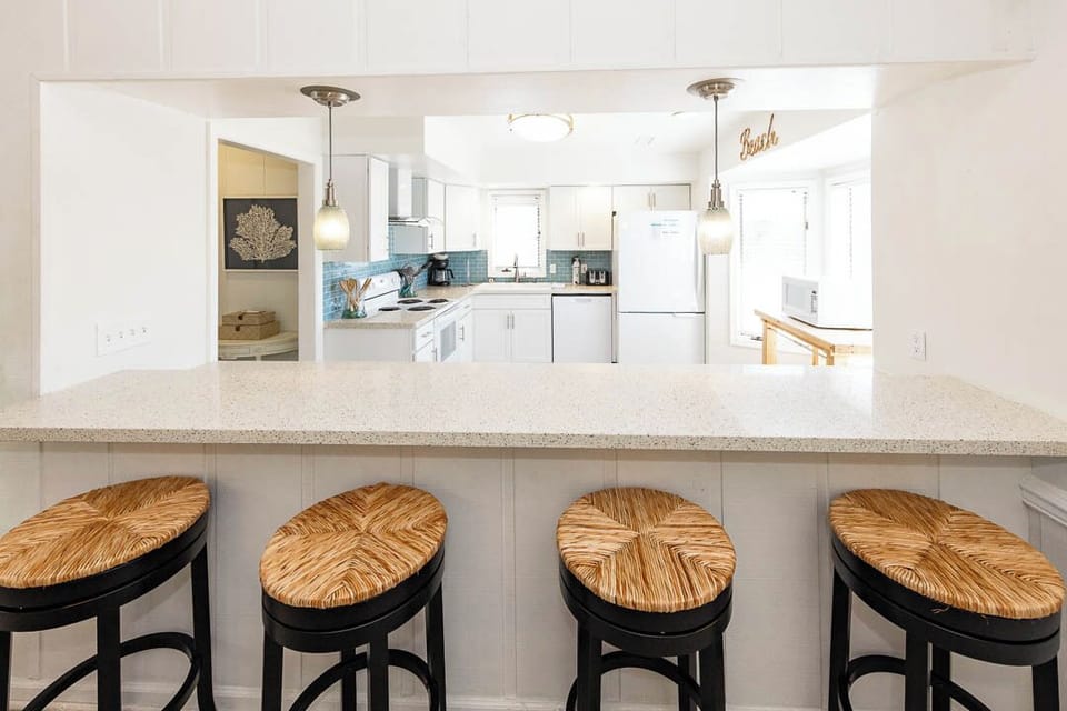 Top-Level Kitchen with Bar (seats 4)