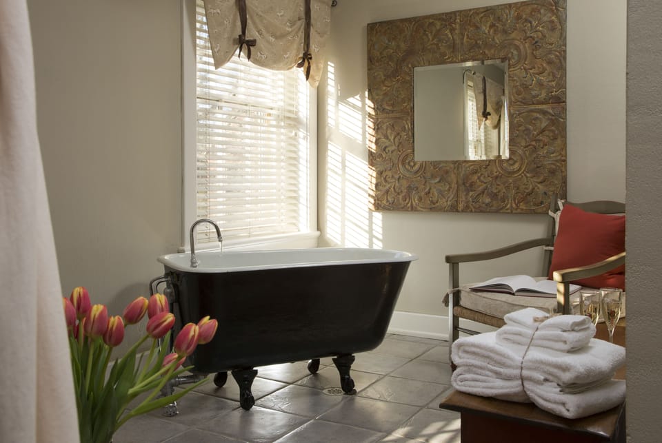 Classic Room (Conservancy) | Bathroom | Shower, hydromassage showerhead, designer toiletries, hair dryer