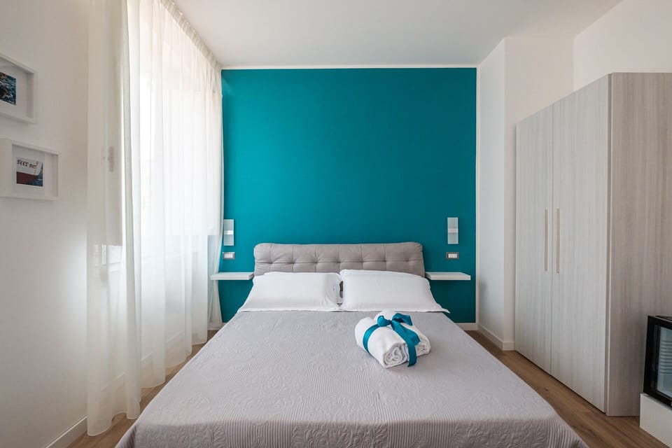 Deluxe Double Room | Minibar, desk, iron/ironing board (on request), WiFi (free)