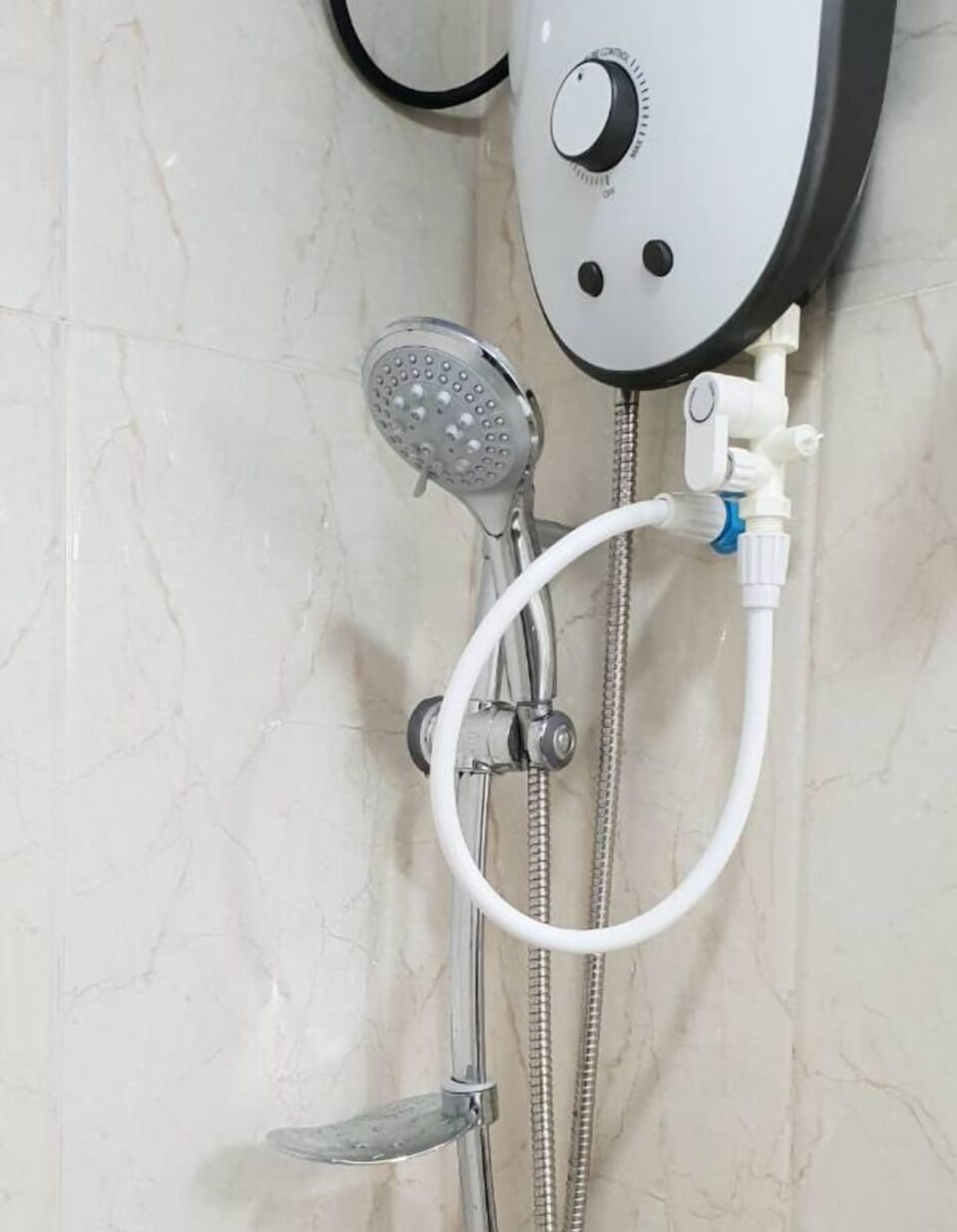 Malin Moosa Room | Bathroom | Shower, free toiletries, towels