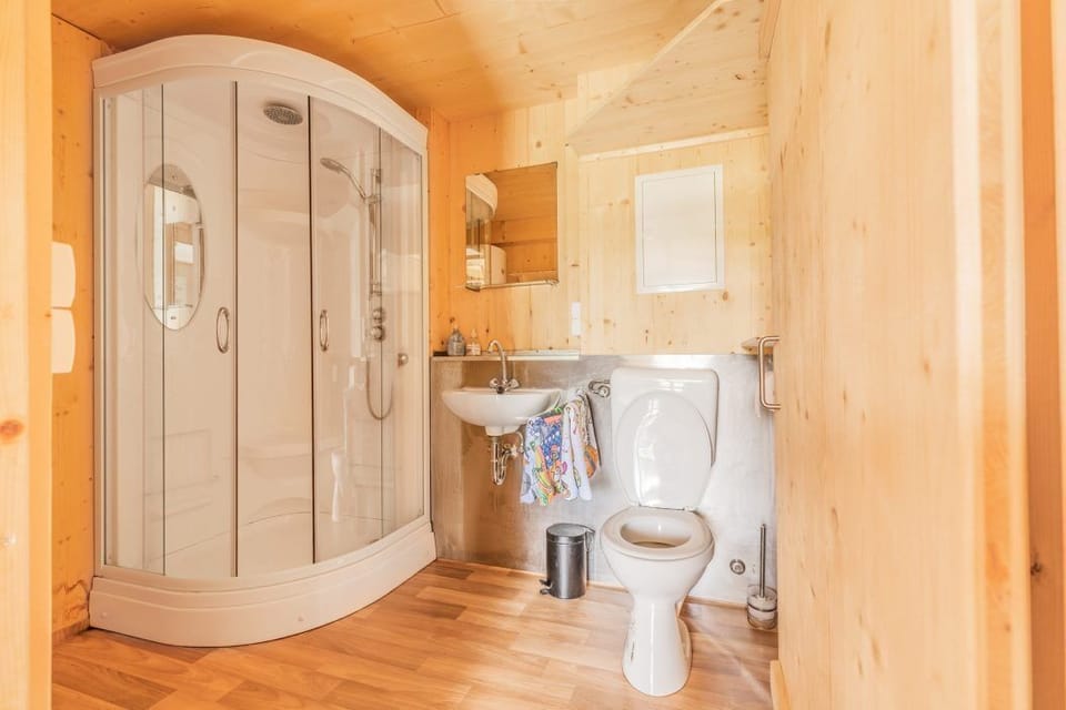 Almhütte Kampenwand | Bathroom | Shower, towels