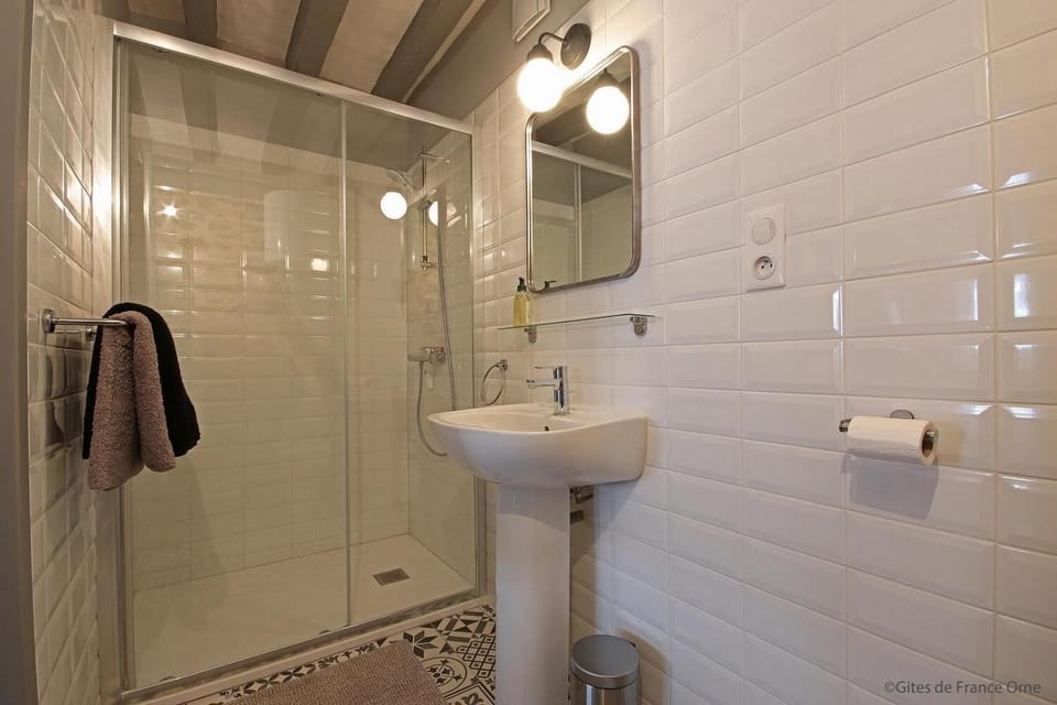 Comfort Double Room, 1 Queen Bed, Non Smoking, Garden View (Laure) | Bathroom | Designer toiletries, hair dryer, towels