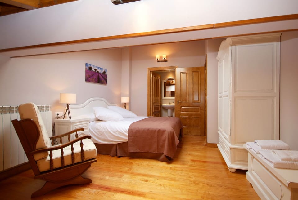 Traditional House, Multiple Bedrooms | 8 bedrooms, soundproofing, iron/ironing board, free cribs/infant beds