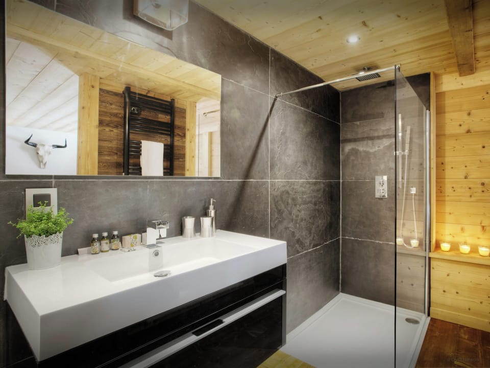 Bathroom - bedroom 6