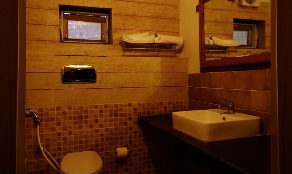 Shower, free toiletries, towels