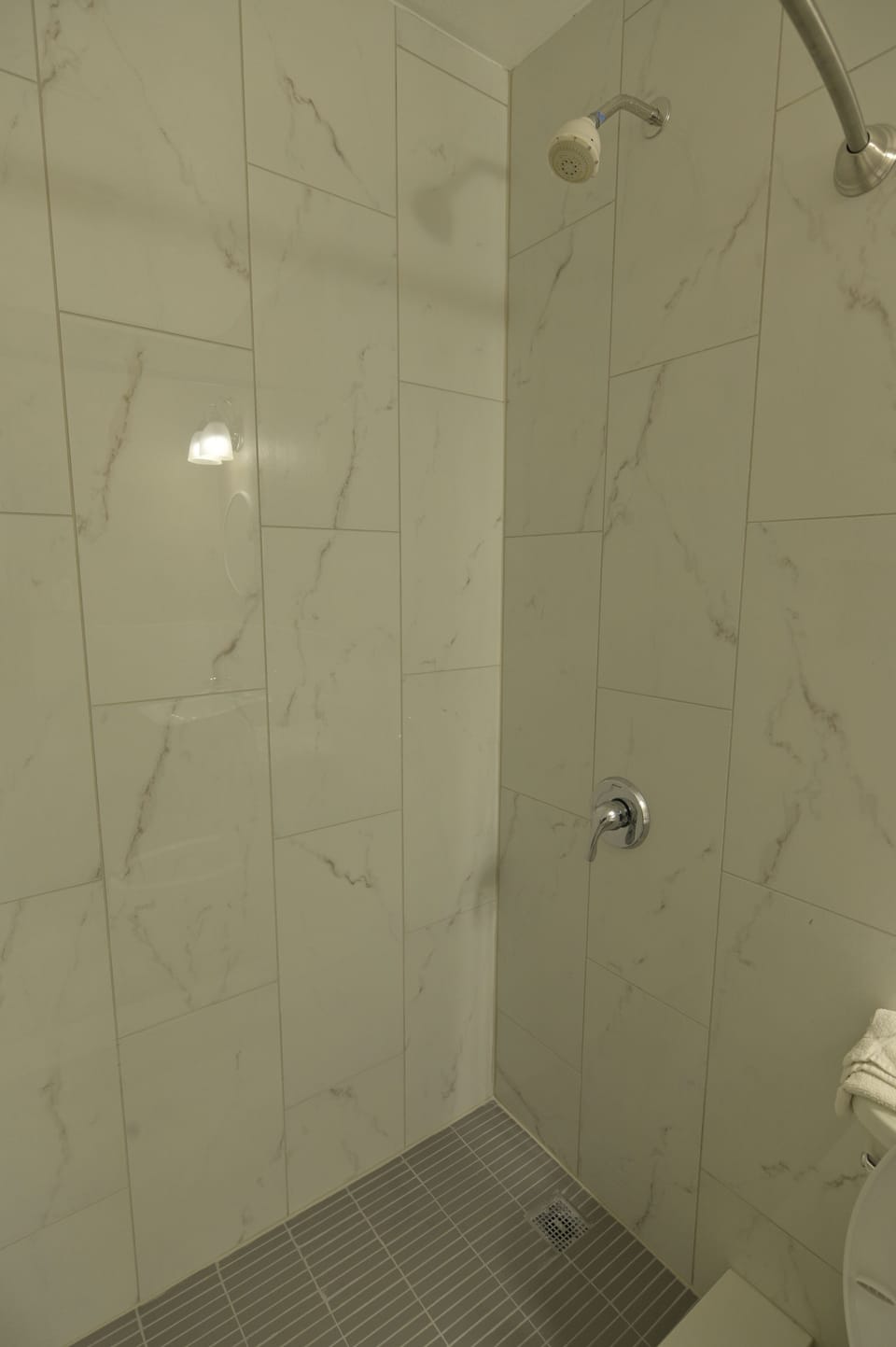 Combined shower/tub, free toiletries, hair dryer, towels