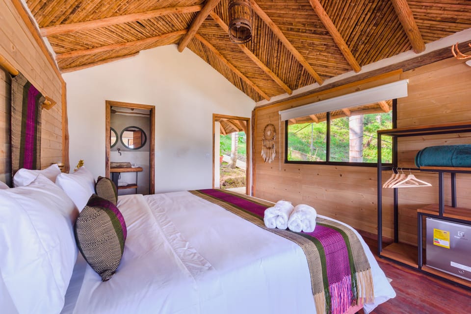 Deluxe Room, Hot Tub, Mountain View | Hypo-allergenic bedding, free WiFi, bed sheets