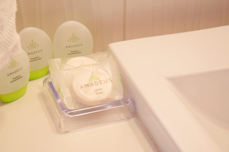 Shower, rainfall showerhead, free toiletries, hair dryer