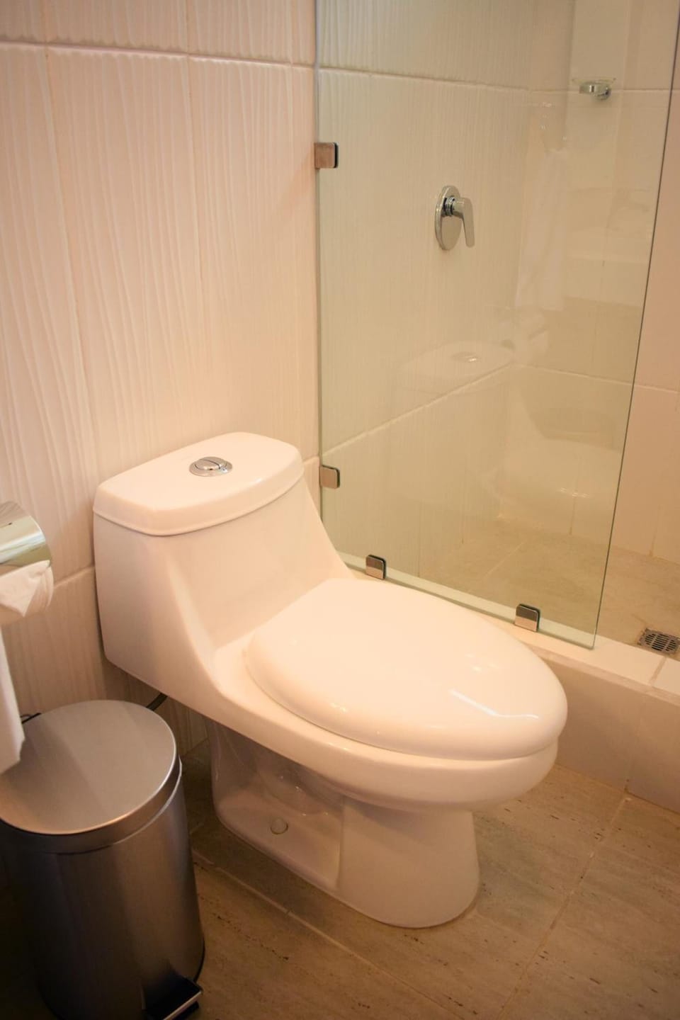 Shower, rainfall showerhead, free toiletries, hair dryer