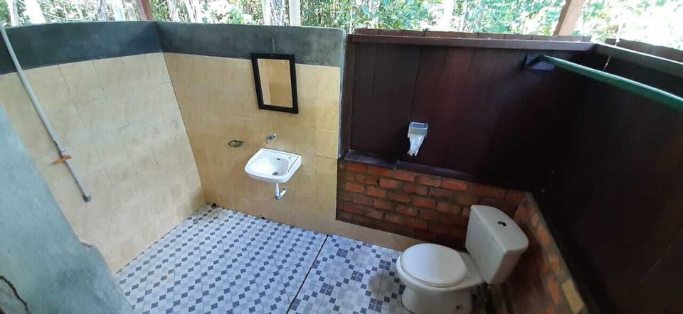 Shower, free toiletries, towels, soap