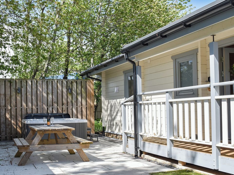 Hot tub | Oak Lodge - Dale Garth Lodges, Mascalles, near Ulverston