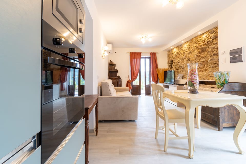 Family Room | Living area | 25-inch flat-screen TV with digital channels