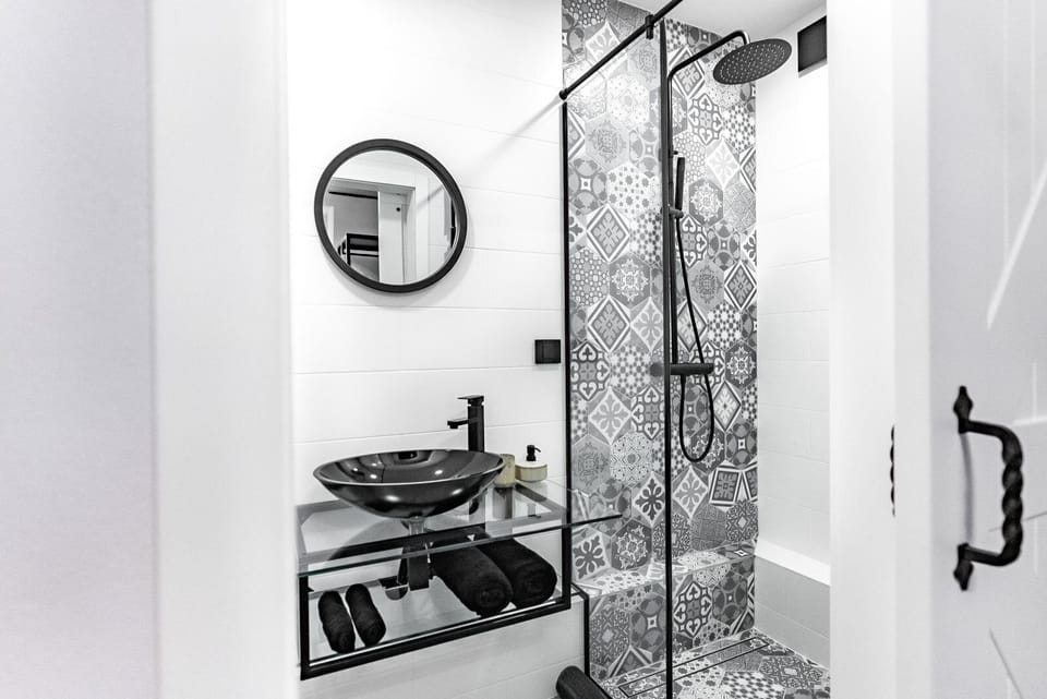 Studio Suite (Basement) | Bathroom | Shower, rainfall showerhead, bathrobes, towels