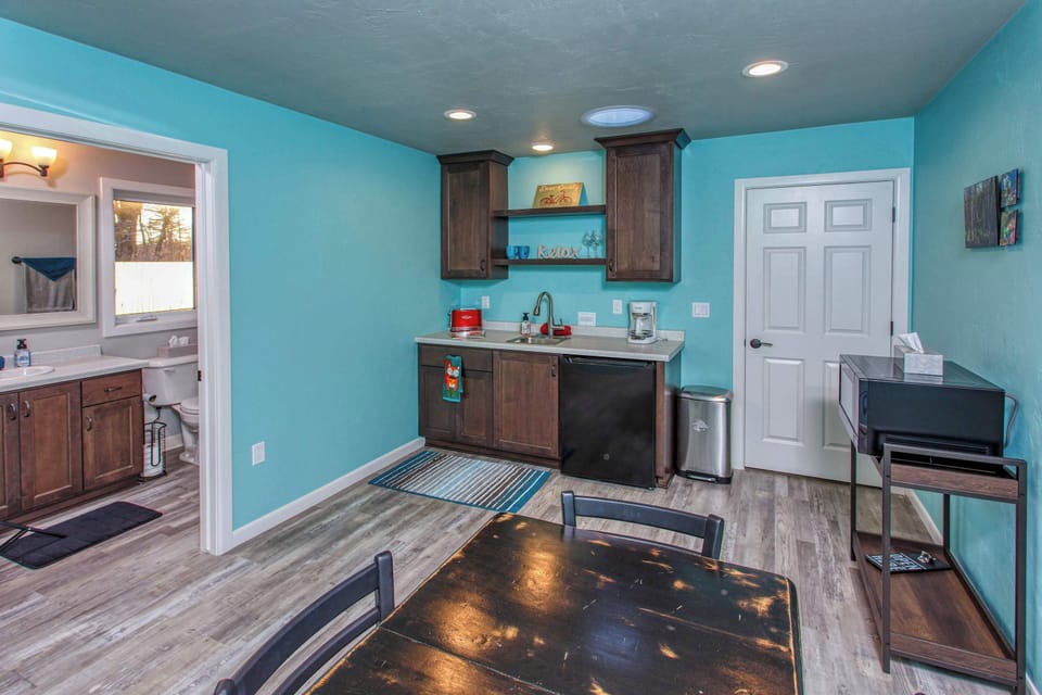 Kitchenette with dining table